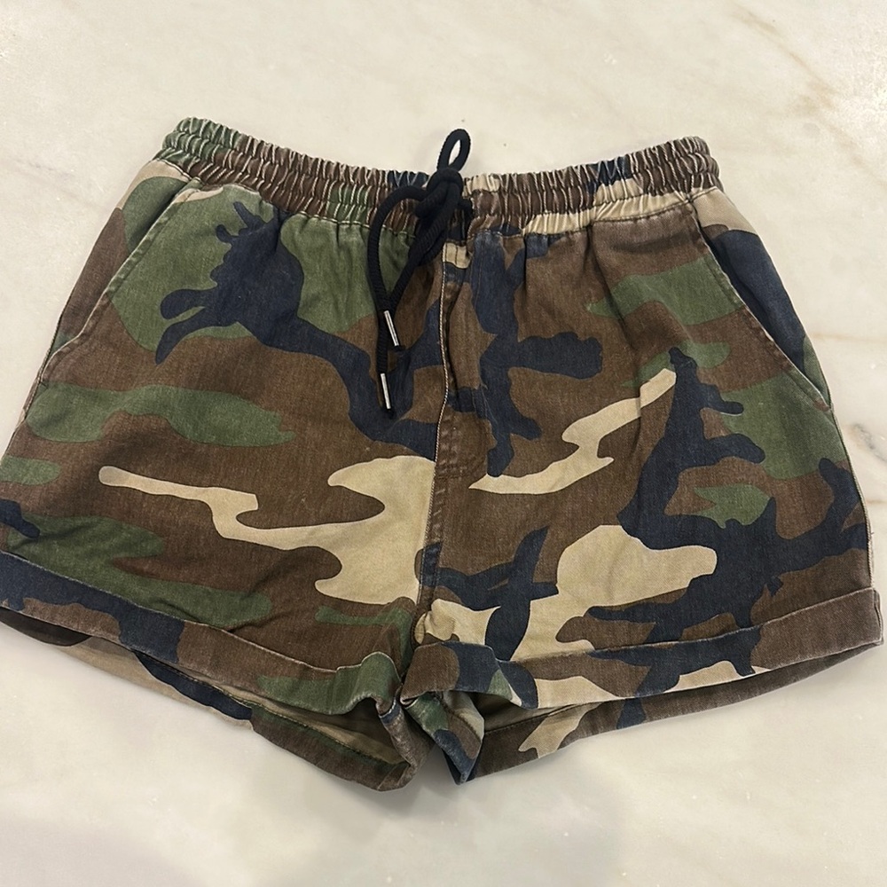 Forever 21 Camouflage Elastic Shorts women’s size medium